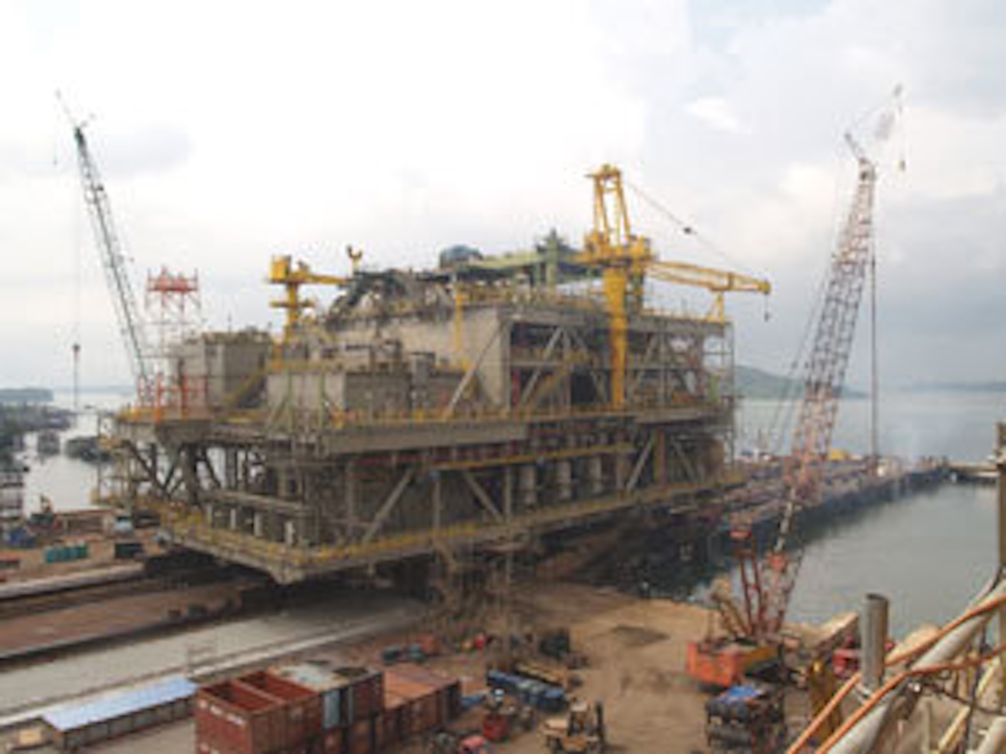 Yoho topsides in delicate transfer operation Offshore