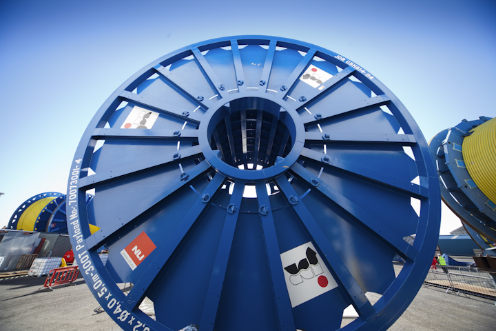 JDR is supporting the West African Abo field project with a 1.55-km (1-mi) hybrid of steel tube and thermoplastic umbilical.