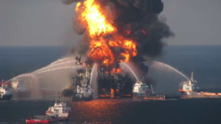 <i>Deepwater Horizon</i> on fire in the GoM.