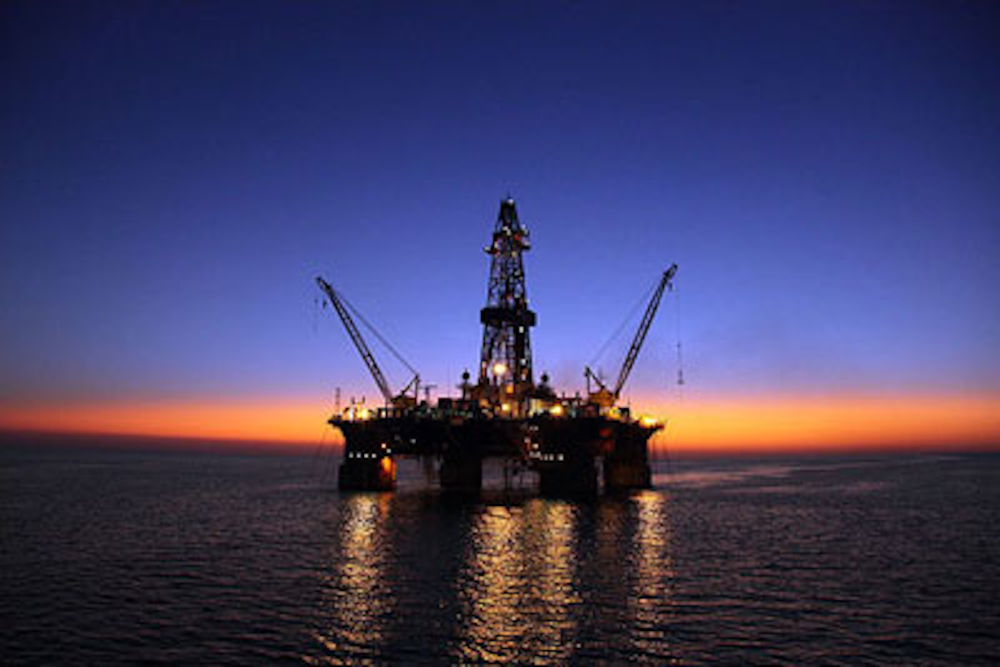 Побережье красного моря богато нефтяными месторождениями. Буровая Нептун в Каспийском море. Добыча нефти в Баку вышки в море. Нефтяные платформы Баку. Баку нефтяные вышки в Каспии.