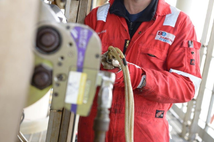 Wellhead and valve maintenance services