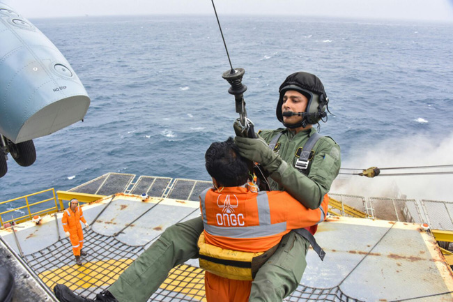 Indian Navy helps ONGC engineers land on the unmanned platform to plug a gas leak