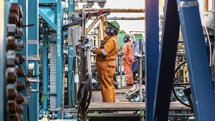 Well test operations on the semisubmersible drilling rig West Hercules
