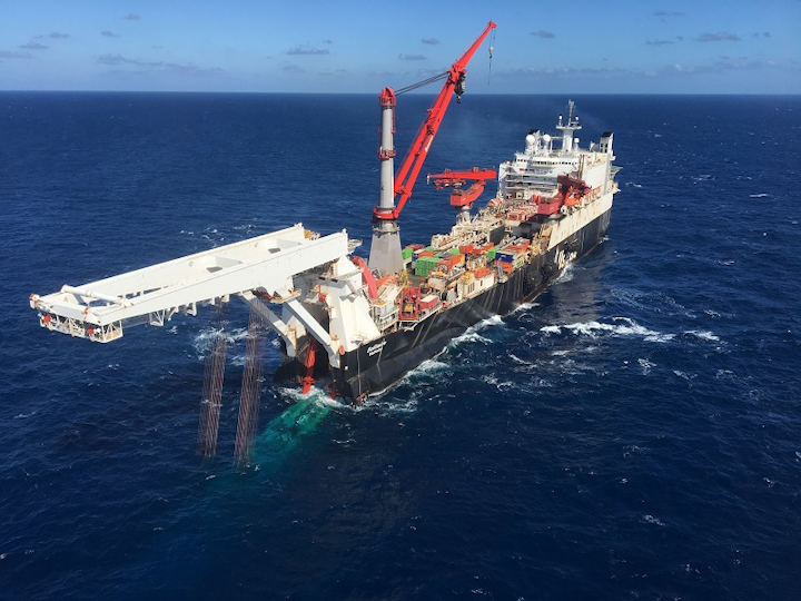 Solitaire pipelay vessel
