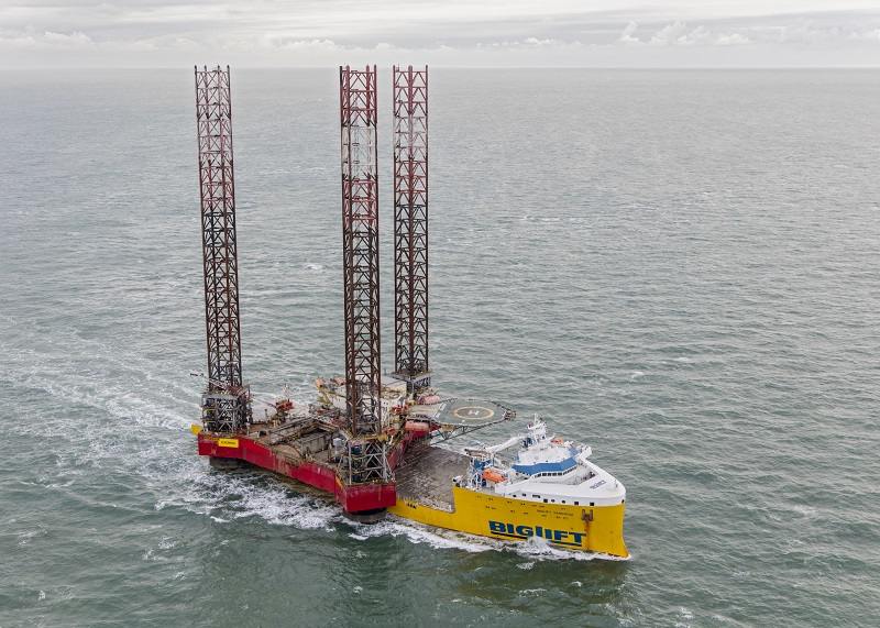 BigLift Barentsz transporting a jackup