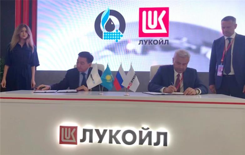 KMG CEO Alik Aidarbayev and Lukoil President Vagit Alekperov signing the I-P-2 heads of agreement.