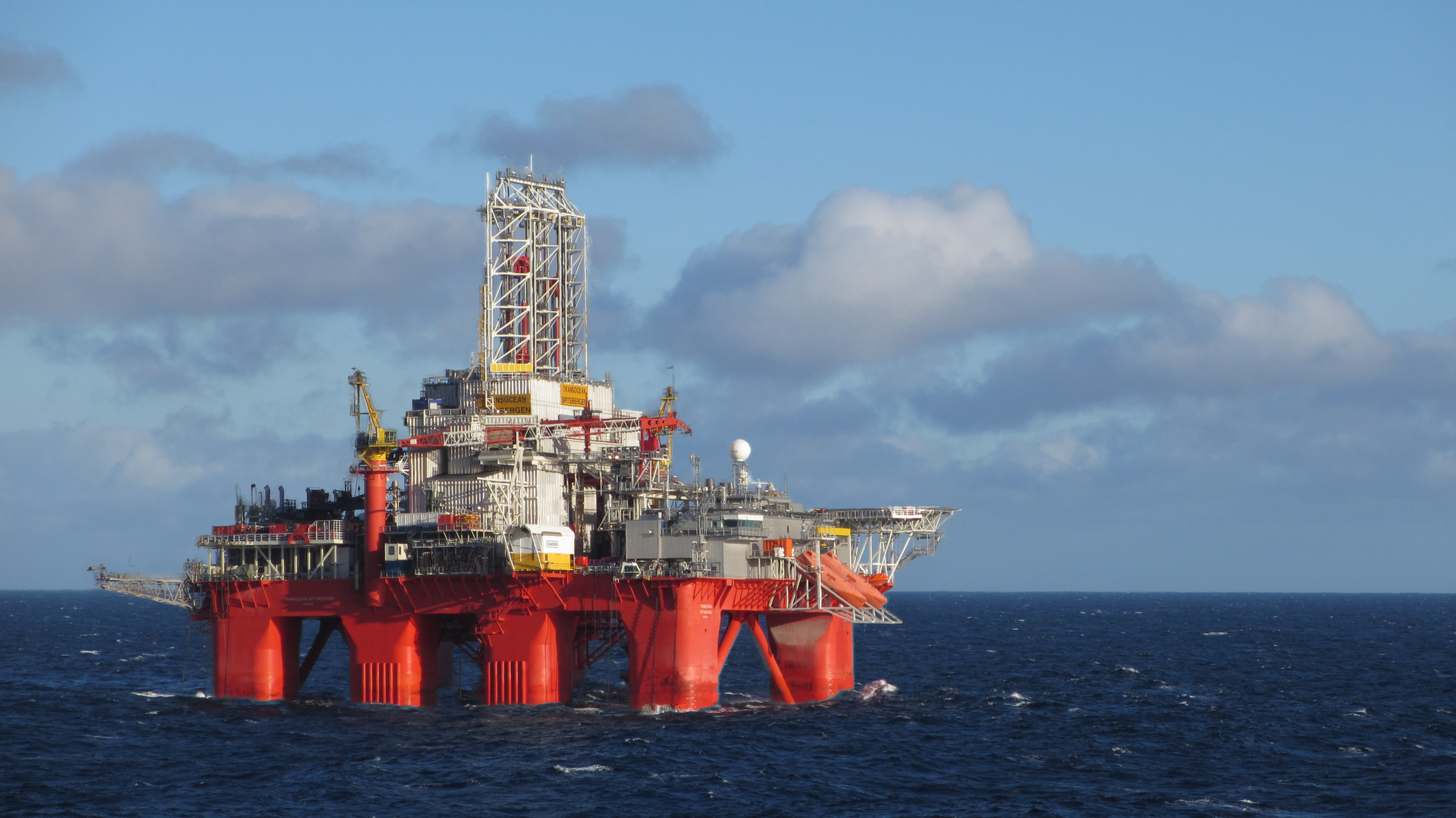 Transocean has deployed what it claims is the world&rsquo;s first hybrid energy storage system aboard the Transocean Spitsbergen.