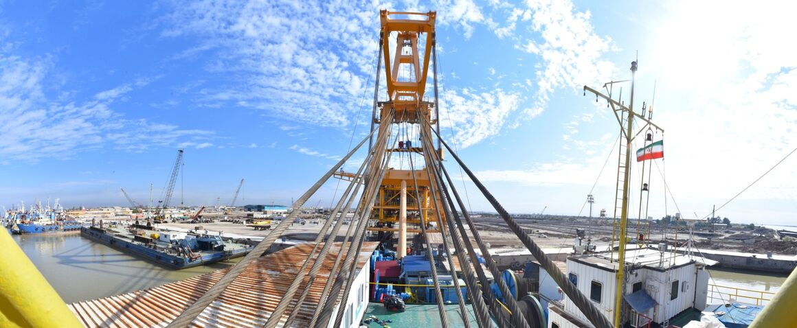 Load-out of the S1 platform for the Salman oil field from the Khorramshahr yard.