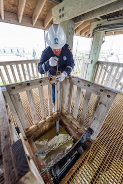 Completion fluid blending taking place in one of three 500-bbl TETRA blending pits. Samples are taken to ensure fluids are blended to correct specifications prior to shipment. Completion fluid blending taking place in one of three 500-bbl TETRA blending pits. Samples are taken to ensure fluids are blended to correct specifications prior to shipment.