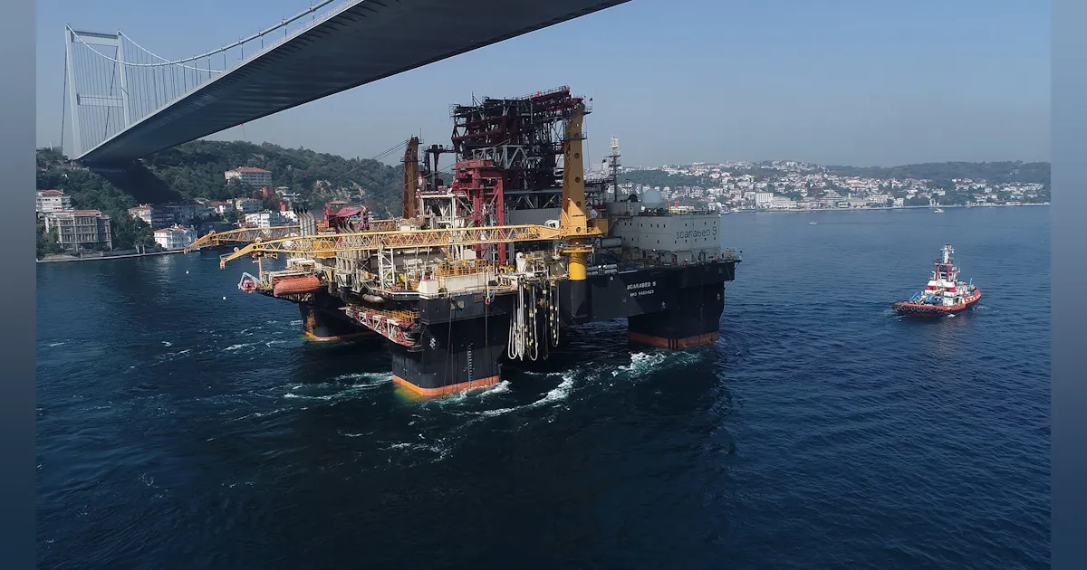 Sipam Rigs Saipem semisubmersible drilling rig crosses the Bosphorus Strait ...