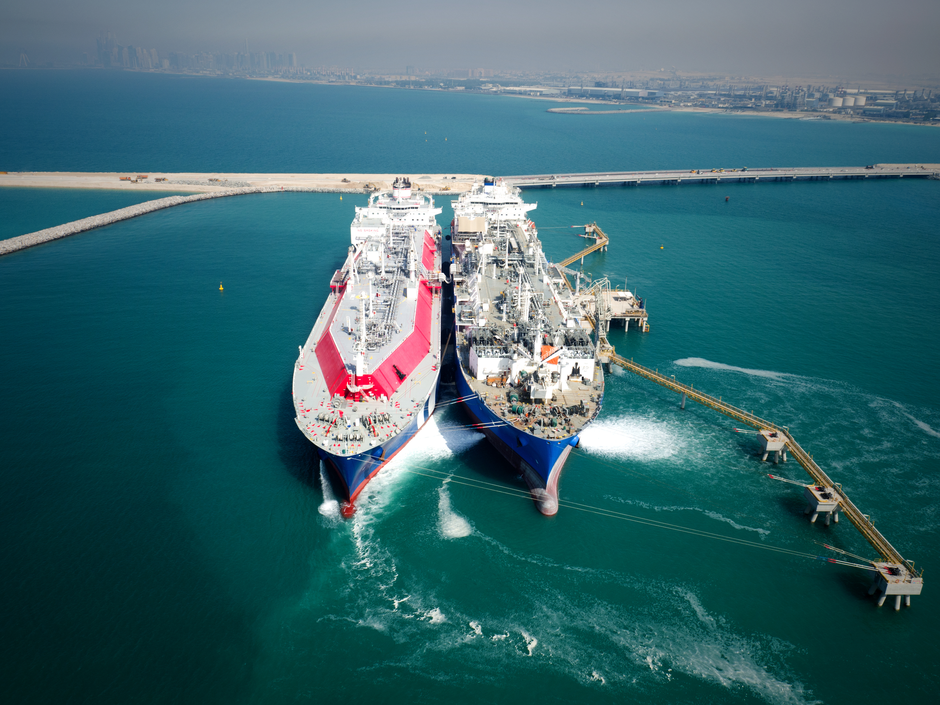 Transfer of LNG ship to ship.
