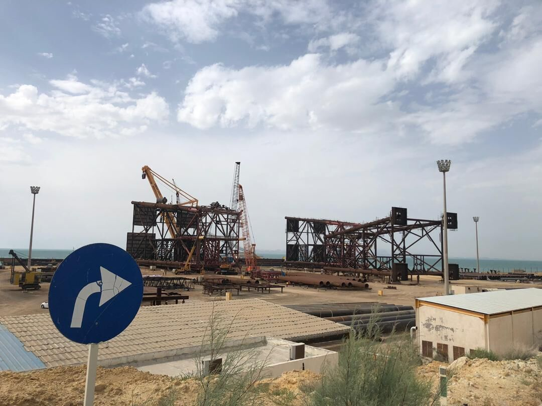 Load-out of the Platform 11B jacket.