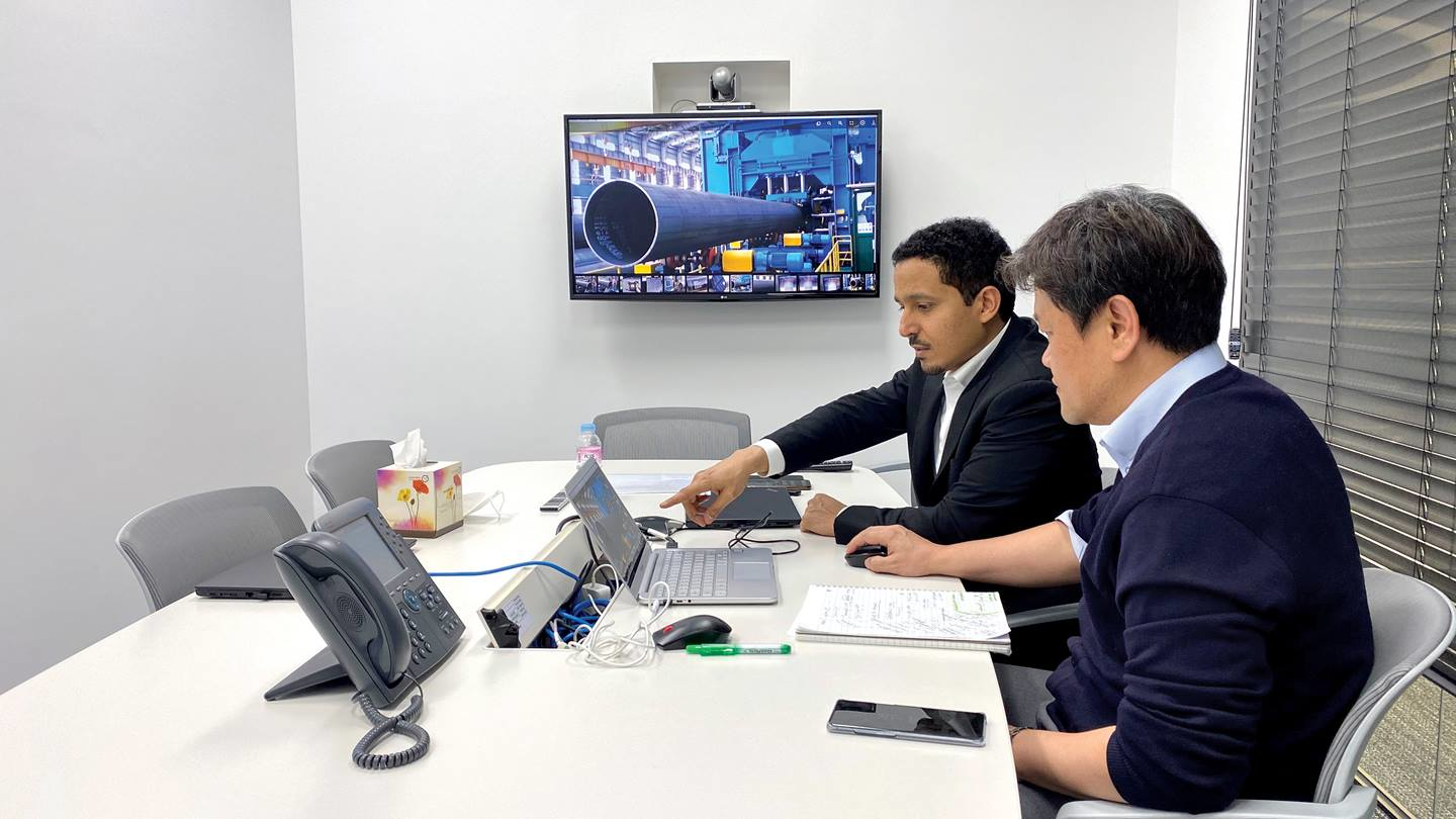 Yousef A. Rayes and Young il Kim from Aramco Asia Engineering and Technical Services conduct a remote assessment from the Aramco Asia-Korea office.