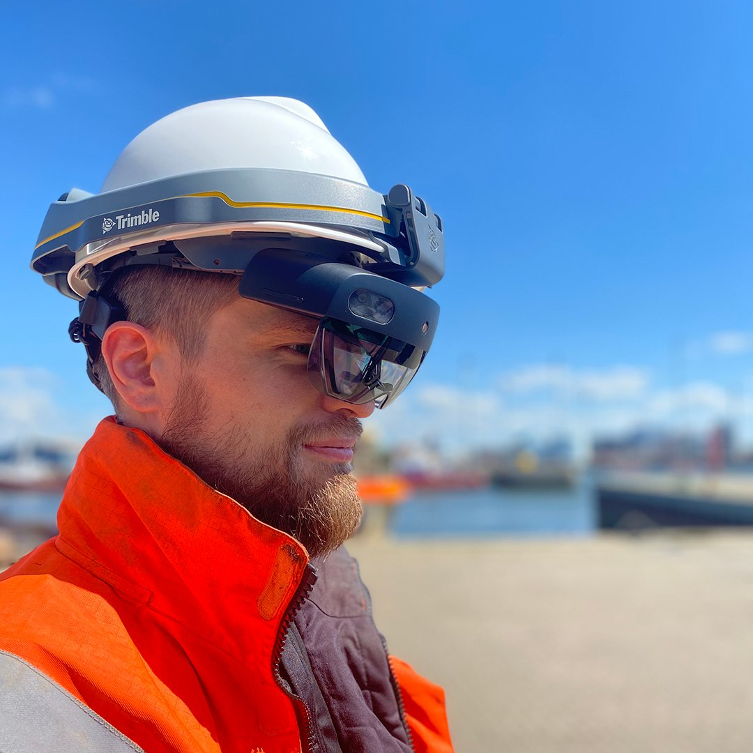 A service technician will wear Trimble XR10, a device that integrates the HoloLens 2 glasses from Microsoft into a hardhat.