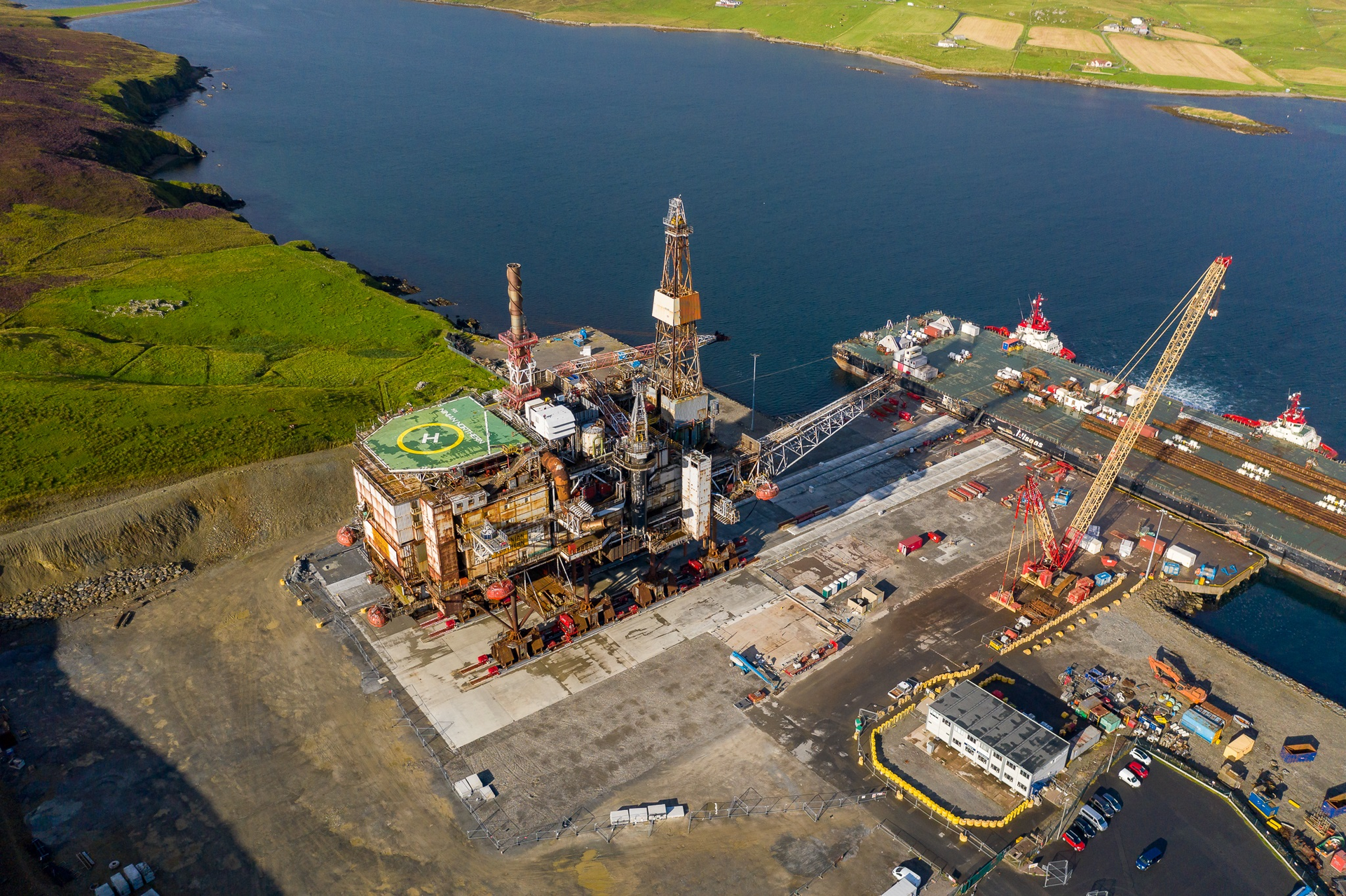 The Ninian Northern platform topsides loaded-in at Lerwick.
