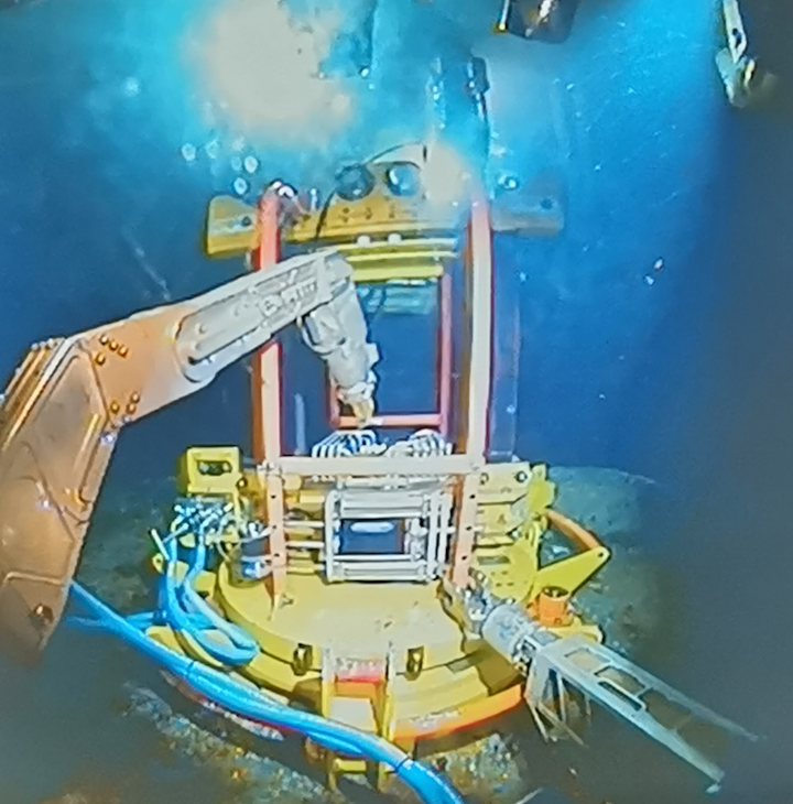 The F-Decom tooling system deploying its ‘anchor hub’ onto a subsea cell top.
