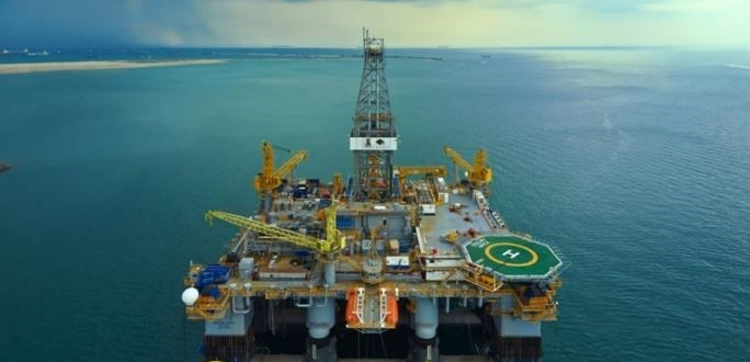 The semisubmersible drilling rig Ocean Apex.