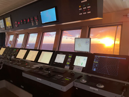 Det KONGSBERG integrerte kontrollsystemet styrer posisjonen til fartøyet, overvåker og kontrollerer skipsfart og distribuerer aktivt energi gjennom den interne forbrukeren.