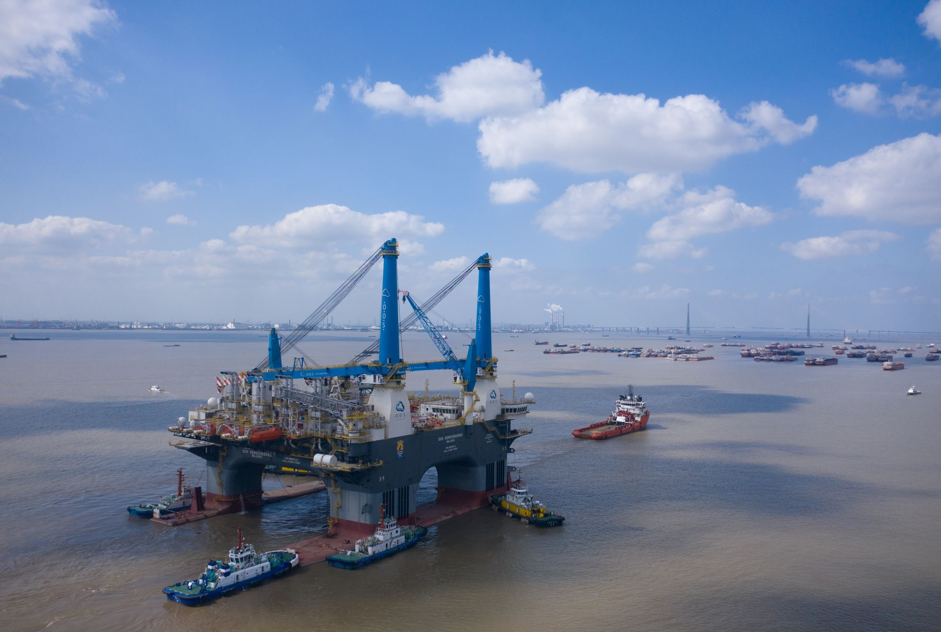 The semisubmersible crane vessel OOS Serooskerke.