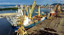 The heavy lift crane vessel Fairplayer.