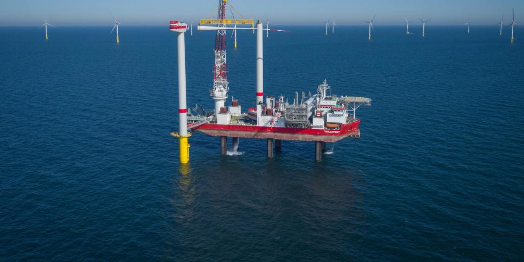 The jackup installation vessel Taillevent has a maximum crane lifting capacity of 1,000 tons at 25 m (82 ft).