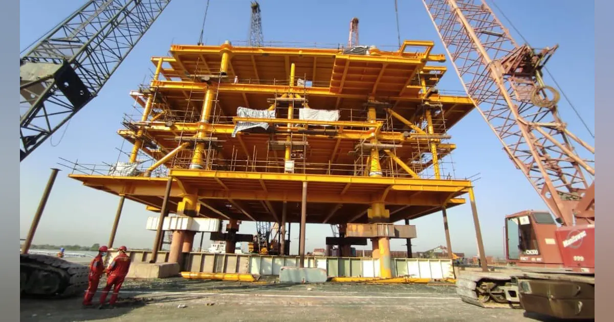 Topside Modul Second topsides module lifted onto Forouzan quarters platform offshore ...