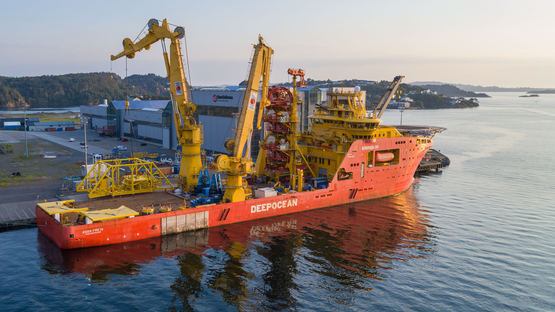 Load-out of pump station at OneSubsea, Hors&oslash;y near Bergen.