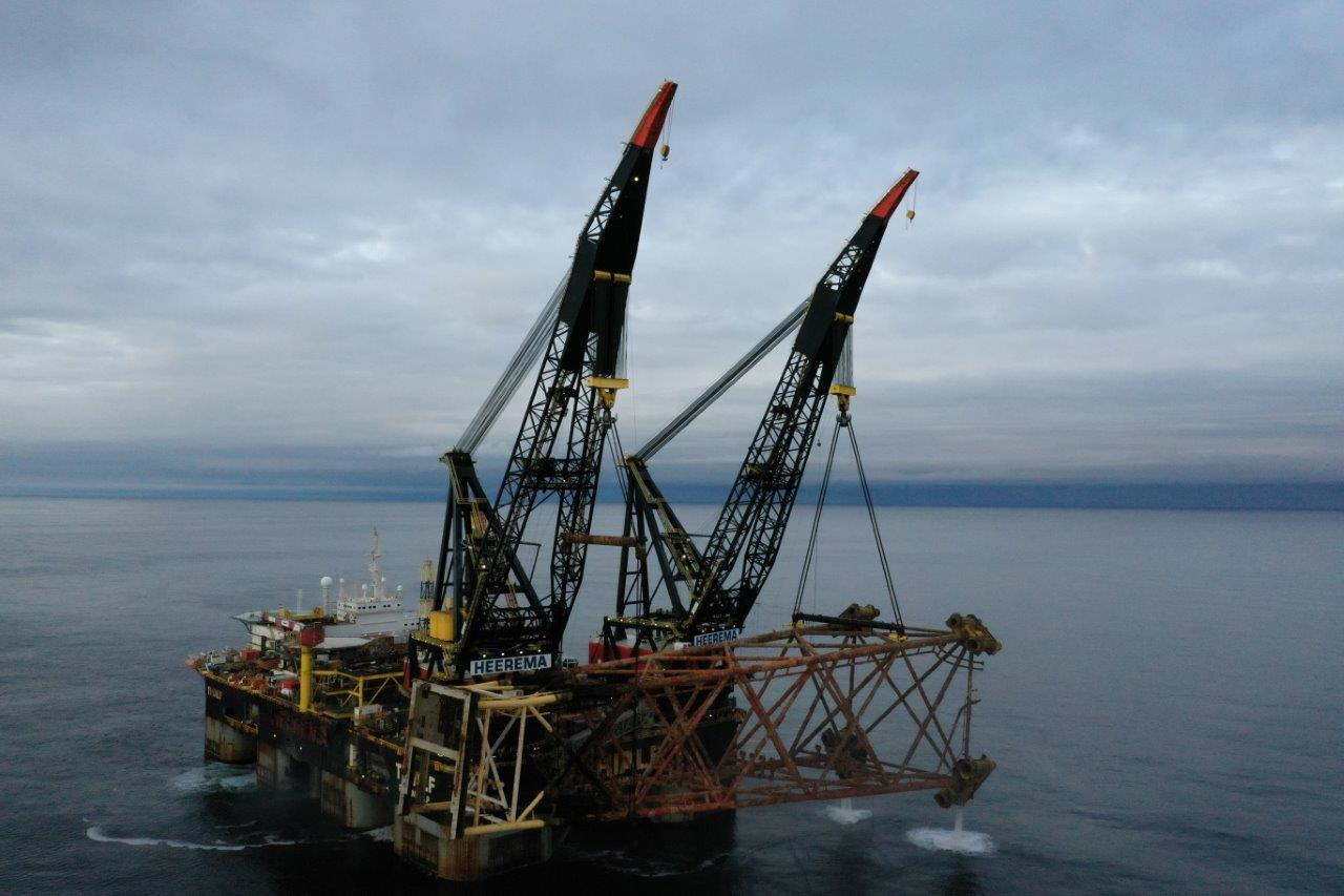 The Goldeneye platform was removed using Heerema&rsquo;s reverse installation method.
