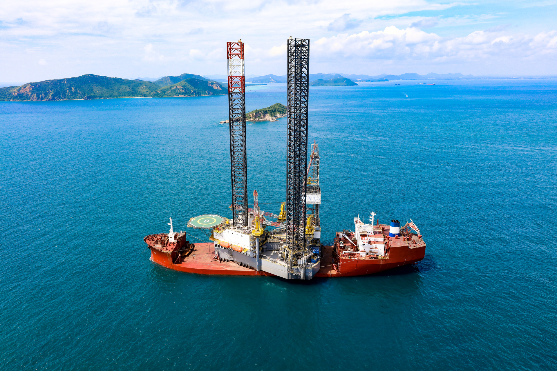 Jackup Rig Being Transported Dreamstime M 95007664 625f1d73d4fd2