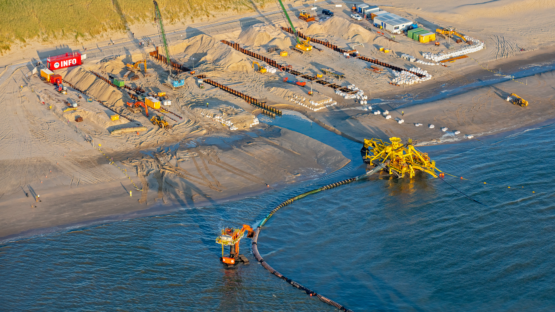 Aanleg Elektriciteitskabels Door Moonfish Op Strand Heemskerk Wijk Aan Zee Fotograaf Flying Focus 6356ff11775b5