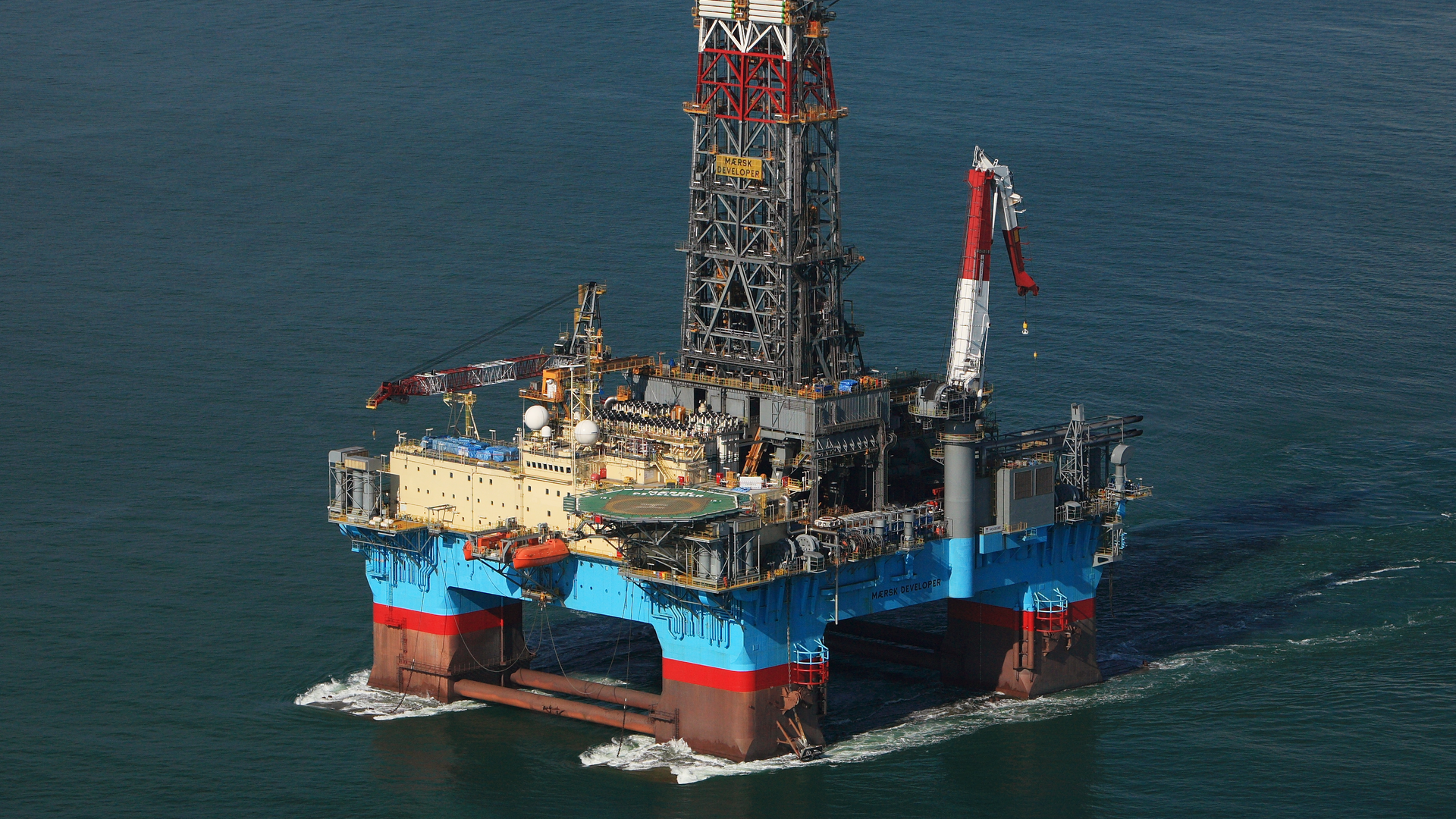 The Noble Developer semisub operates under the Denmark flag.