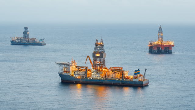 Drillship And Other Rigs Dreamstime L 117757139