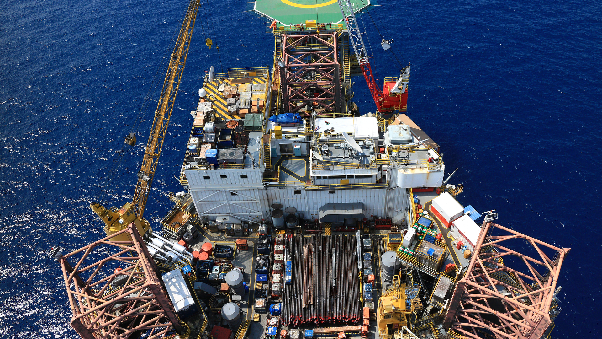 Top View Of Offshore Drilling Rig Toward The Helo Pad Dreamstime M 30264696