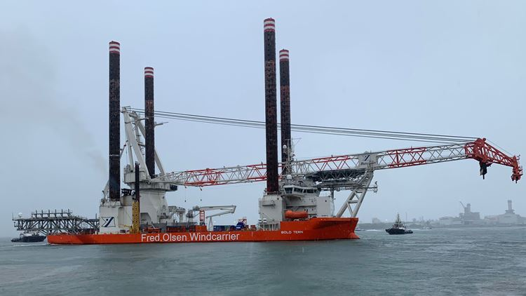 Fred Olsen Bold Tern With New Crane In Water 1 644978b3b6e44