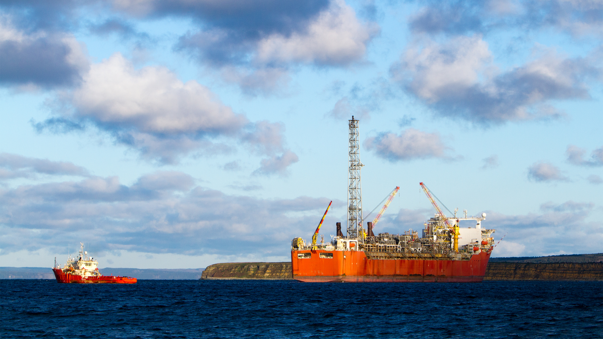Fpso Being Towed Dreamstime M 39925822