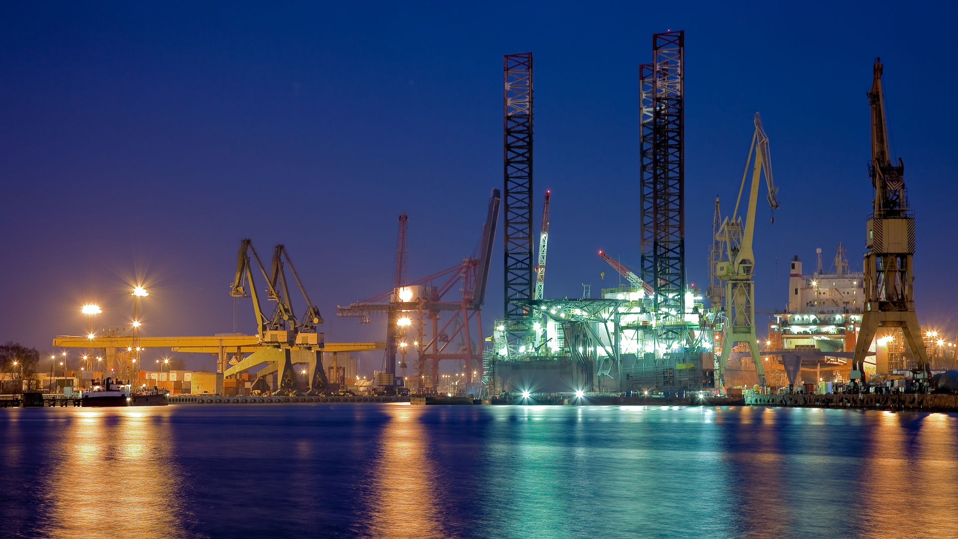 Jackup Rig In Shipyard Dreamstime M 14820043