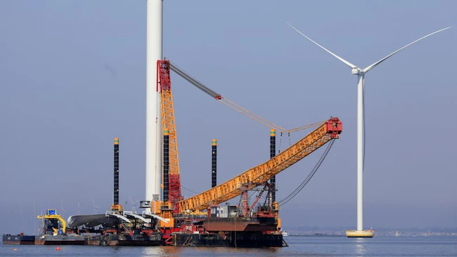 offshore_wind_construction_dreamstime_s_307906142