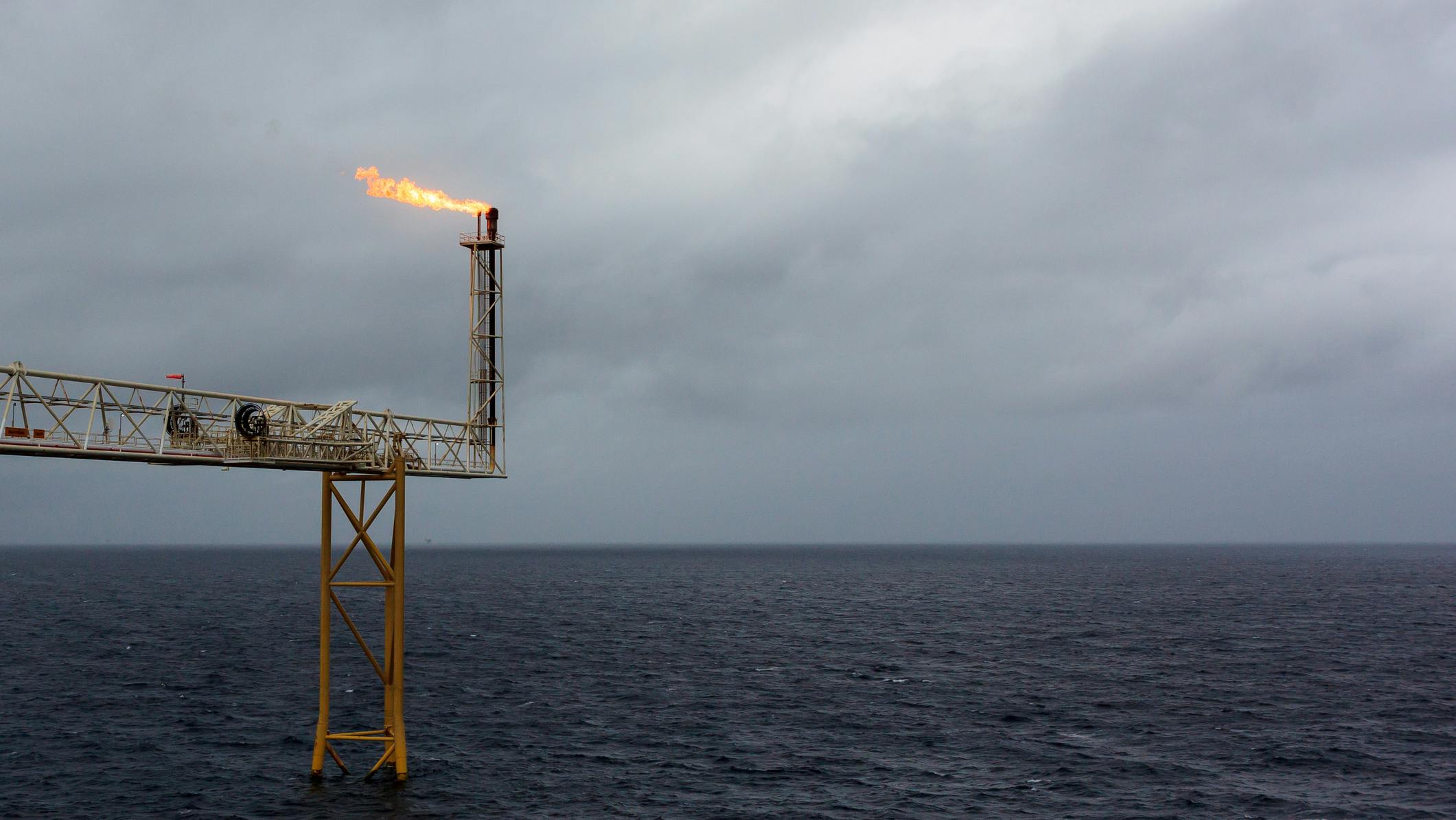 offshore_flare_grey_sky_dreamstime_m_107068283