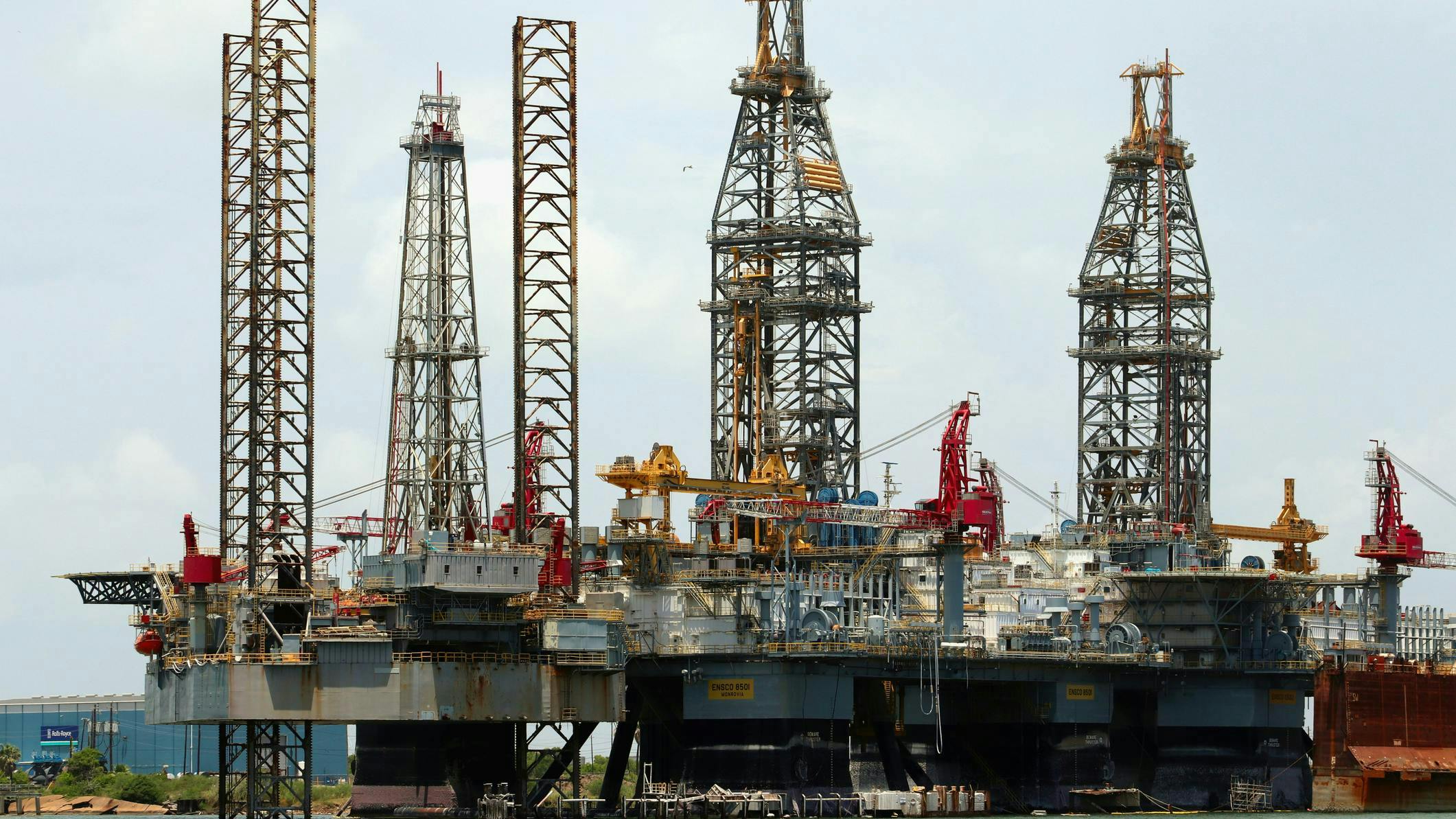 offshore_oil_rigs_in_galveston_port_dreamstime_m_1