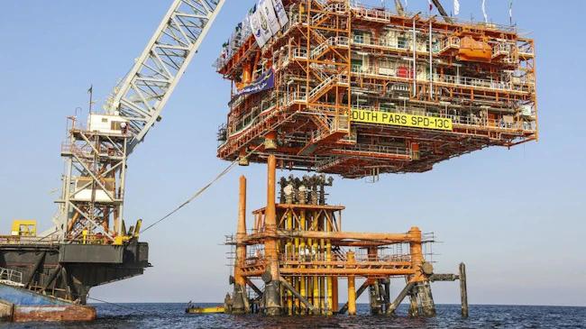 The HL5000 barge installed the 2,500-ton Platform 13C at the South Pars Phase 13 complex in the Persian Gulf. (Photo from 2020)