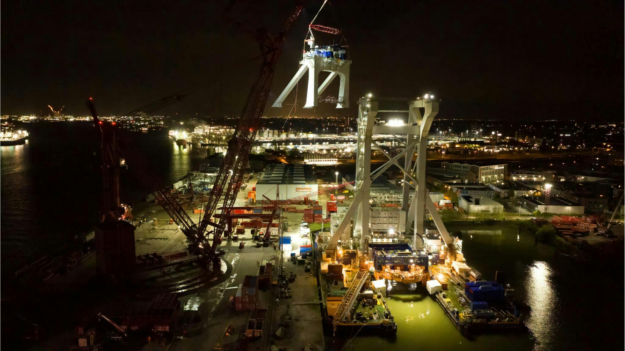 Mammoet&rsquo;s PTC210-DS ring crane performs efficient A-Frame lift for Van Oord&rsquo;s heavy-lift installation vessel, Svanen, in the offshore wind energy sector.