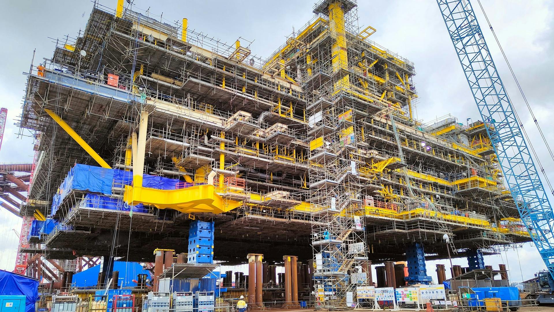Malaysia Marine and Heavy Engineering, responsible for the construction of the Kasawari platform processing module for the project, turned to Sarens in 2022 to lift the fabricated structure, weighing about 21,000 tons, using a set of eight CS5000 hydraulic jacks to facilitate its loading to its final location.