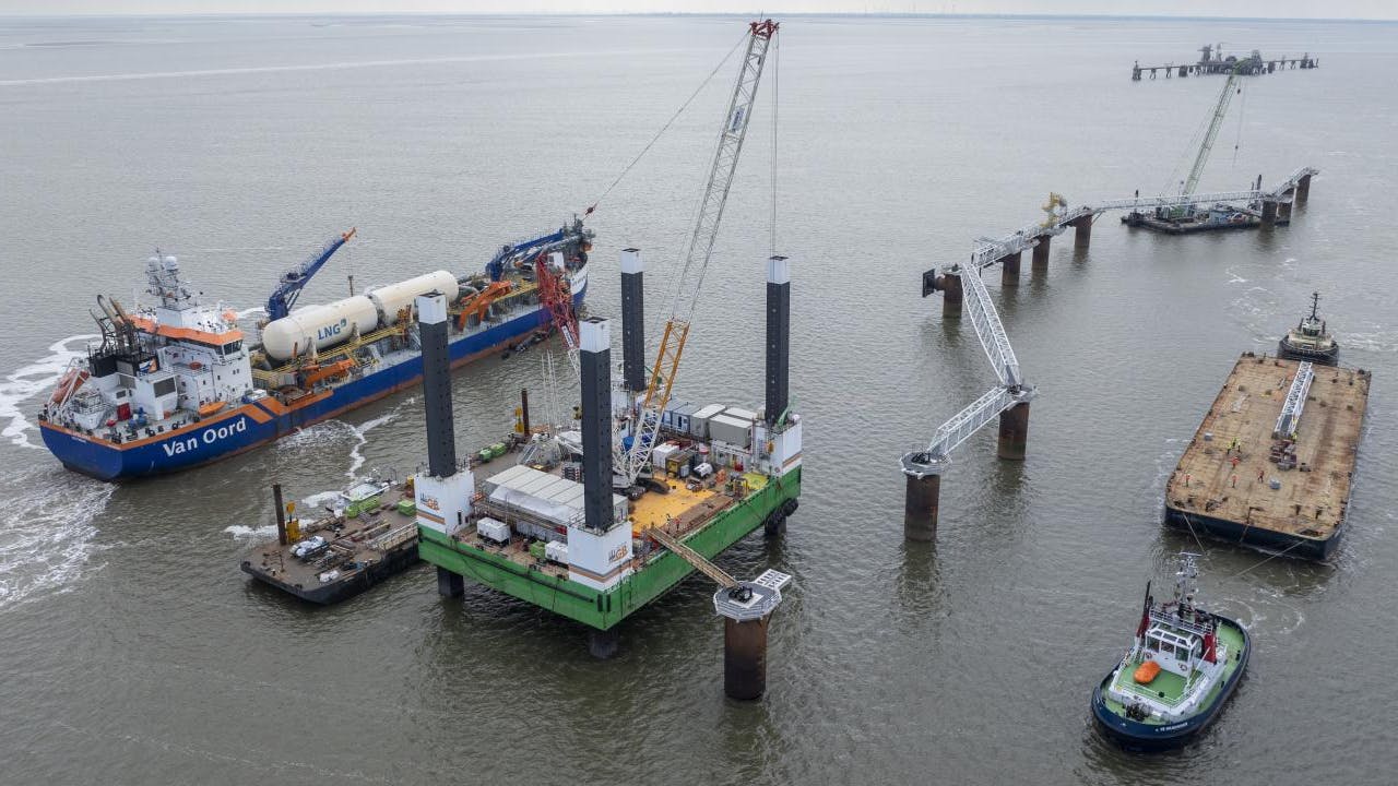Van Oord was responsible for the procurement and construction of the FSRU jetty. In total, Van Oord installed 10 monopiles, including scour protection to prevent erosion. The foundations were then equipped with platforms, catwalks and furniture.
