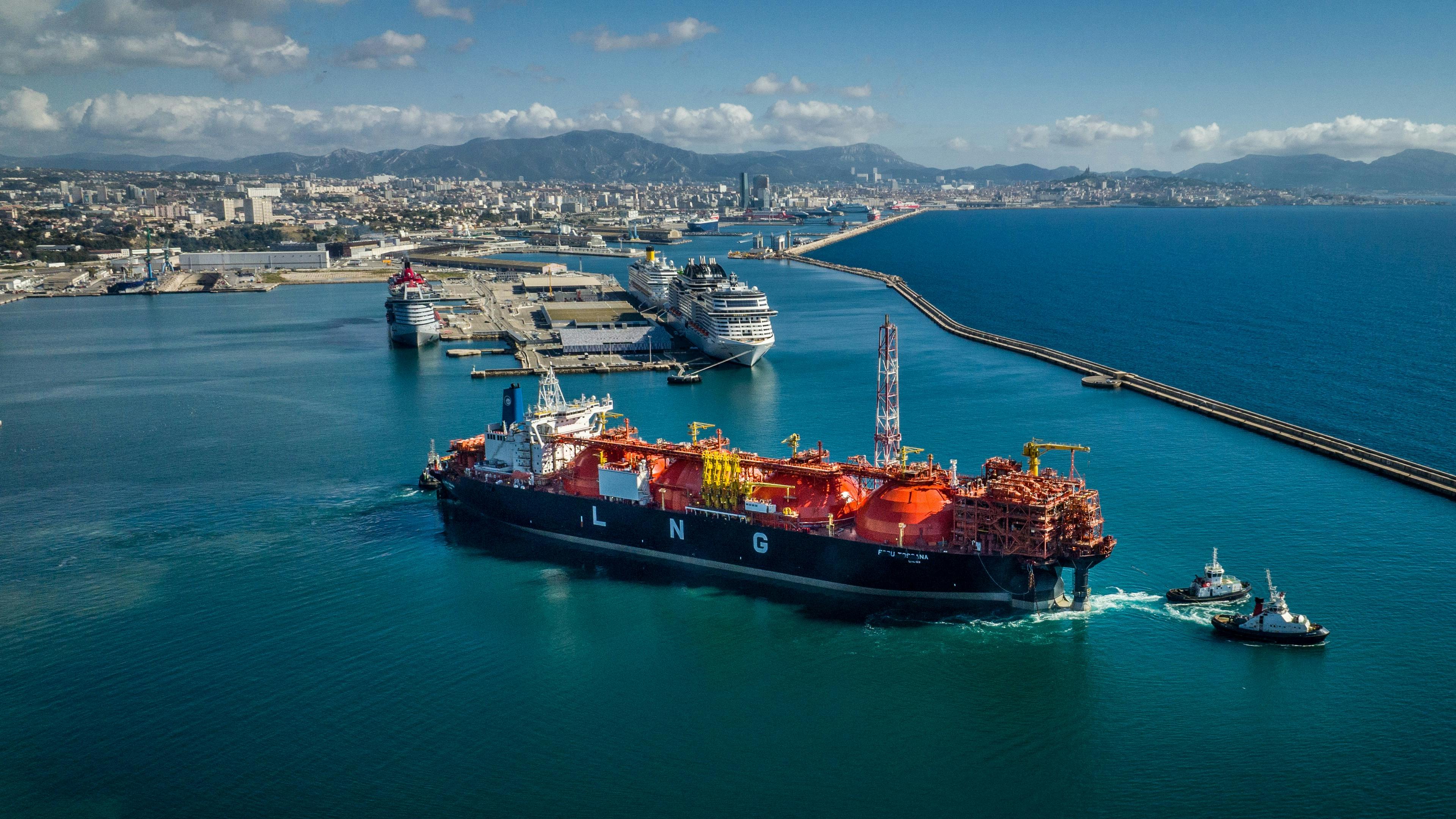 FSRU Toscana leaves Marseille and returns to Livorno