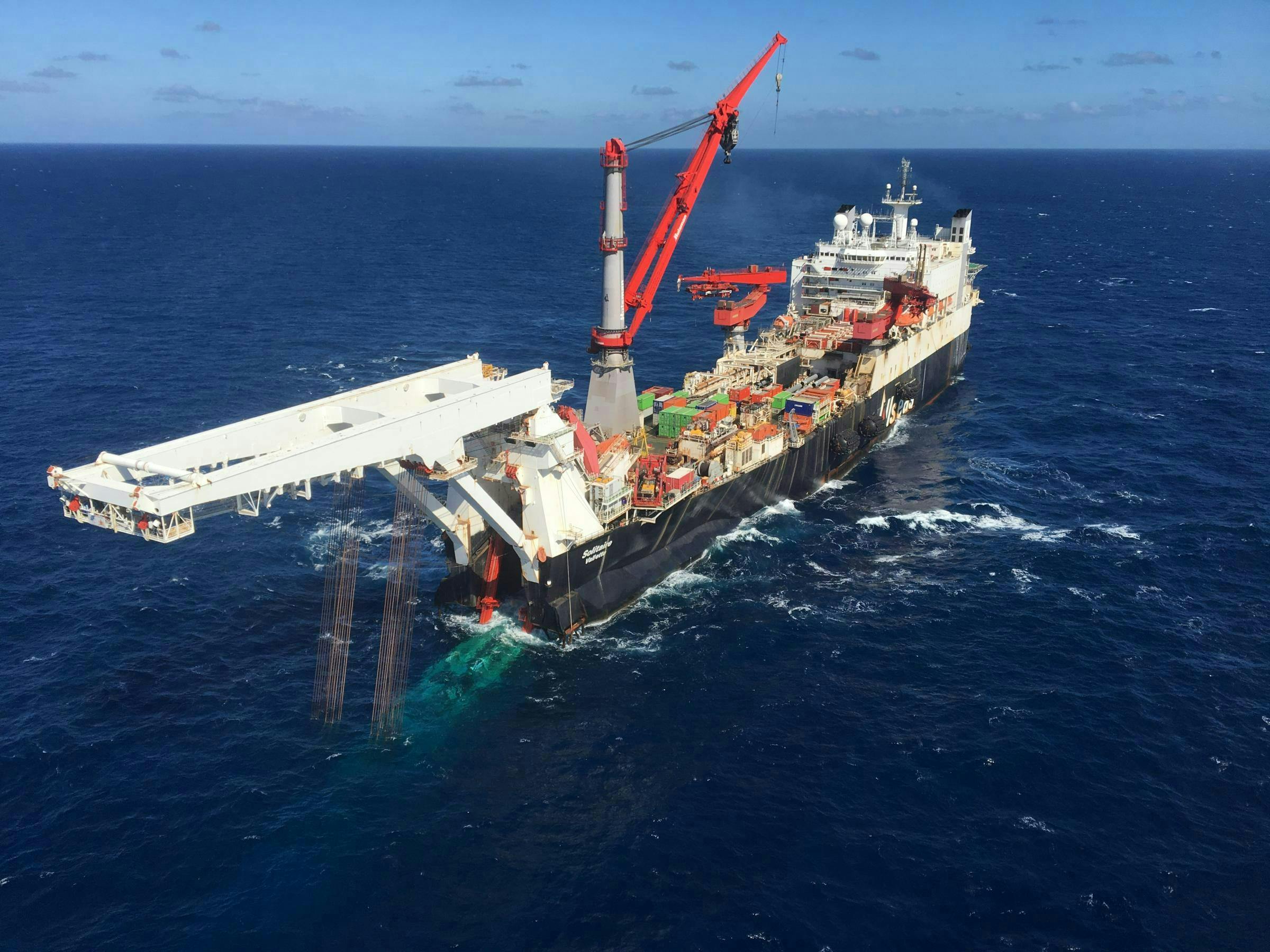 Solitaire pipelay vessel