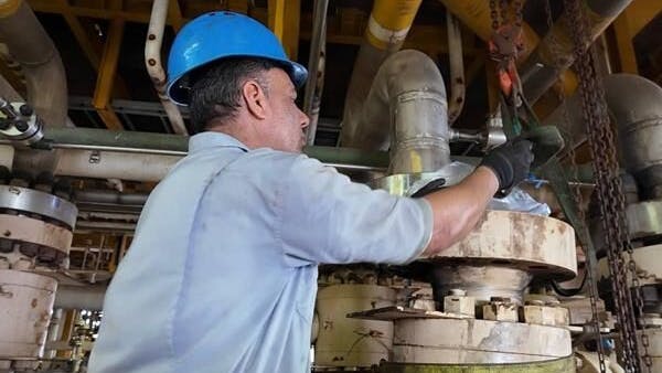 Technician performs overhaul of Phase 12 platforms in South Pars