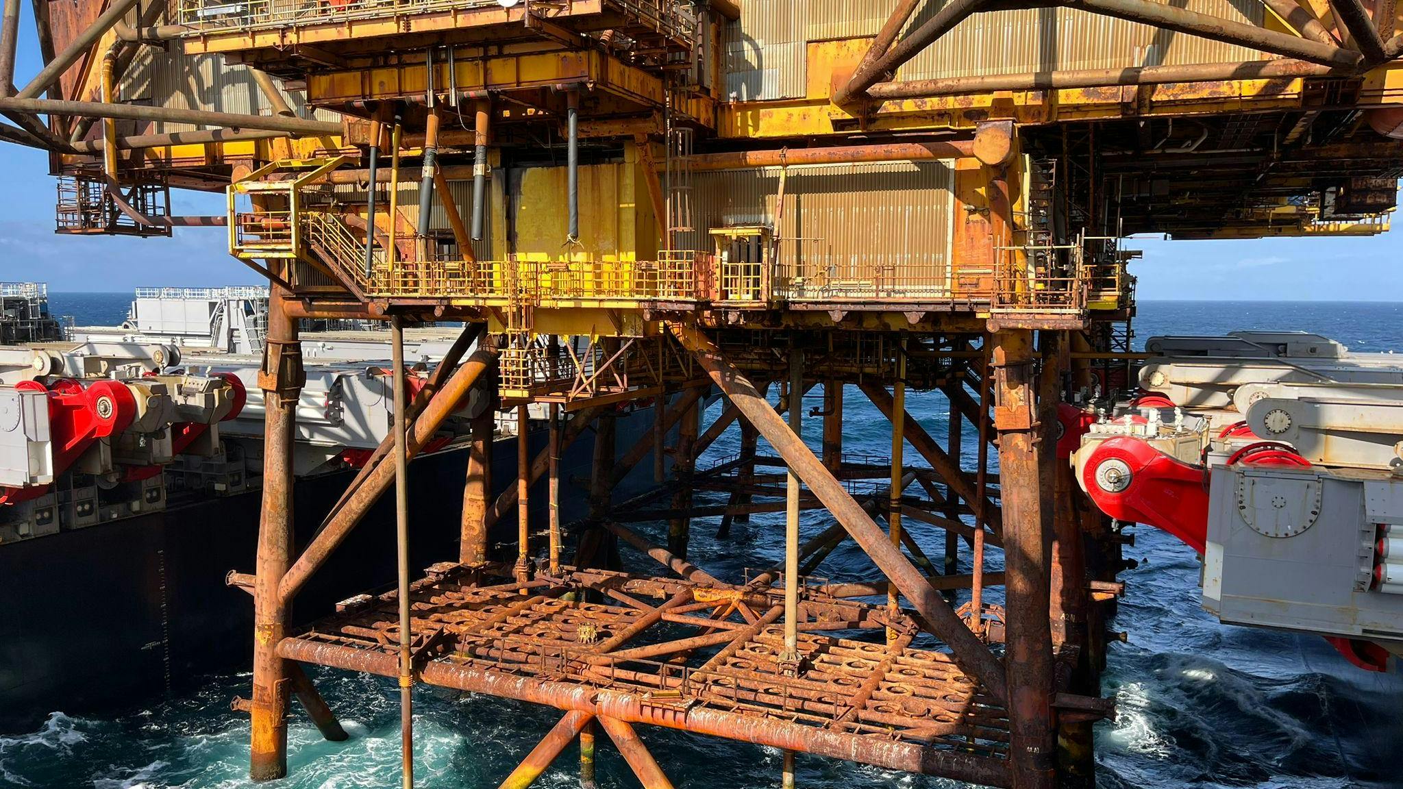 Pioneering Spirit completes single-lift removal of Heather Alpha topsides