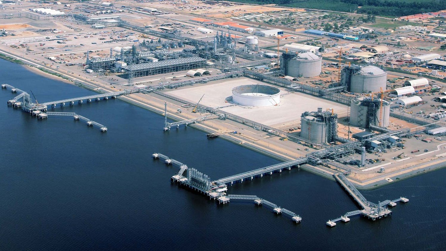 Angola starts up first non-associated gas development