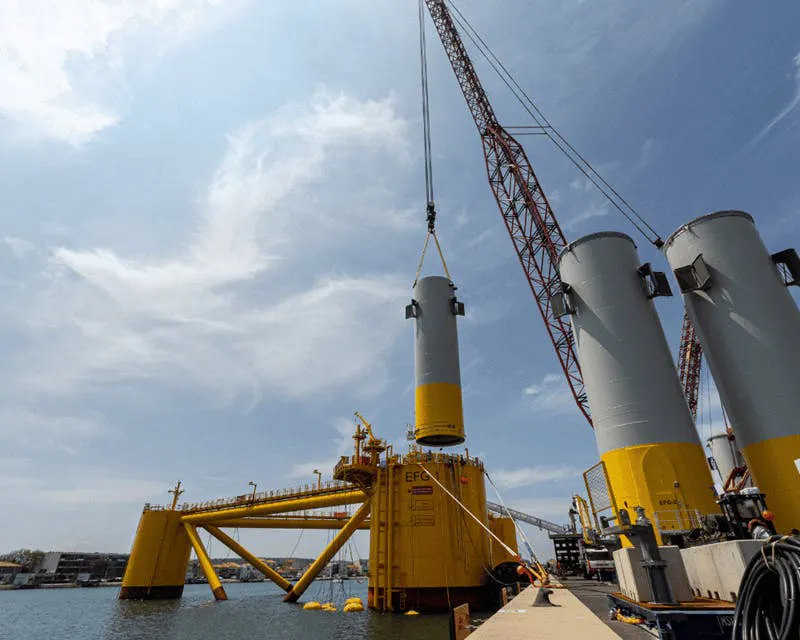 Mammoet assembling Eoliennes flottantes du Golfe du Lion turbine