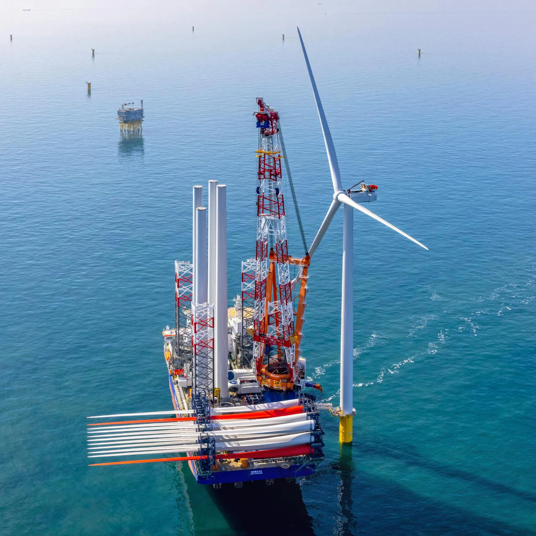 Red turbine blades to protect seabirds
